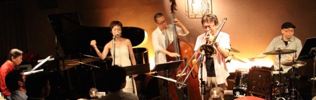 サンバやボサノバで真夏らしい雰囲気の店内