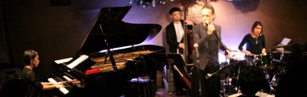 元気なチビッコたちとファミリーで温かく楽しいクリスマス