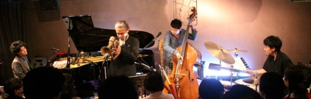 新レパートリー曲も披露された満席の店内