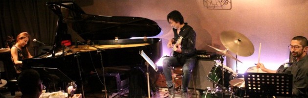 しっとりと上質で素敵な弾き語りと演奏のステージ