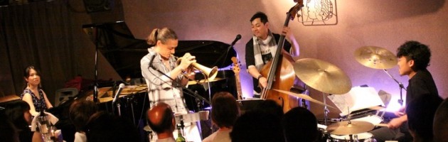 人気衰えず満席の中 弾き語りも初披露の熱演