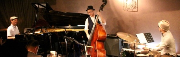 楽しみながら演奏するジャズテースト溢れるステージ