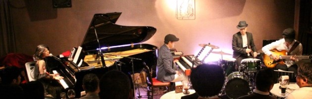 リラックスして透明感ある澄んだ歌声で弾き語りも披露