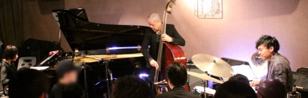 感々席の店内にリラックスした熱い演奏に拍手喝采