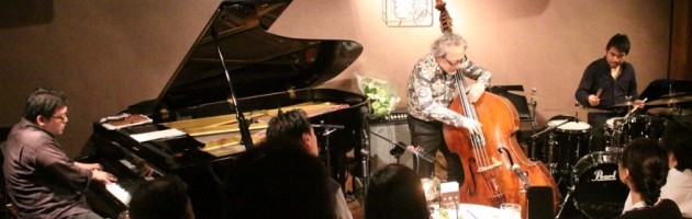 客席の反応がよくライブらしい盛り上がり