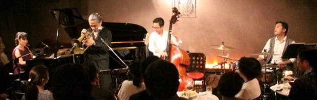 お盆休みに入ってもさすがTOKUさん満席の店内