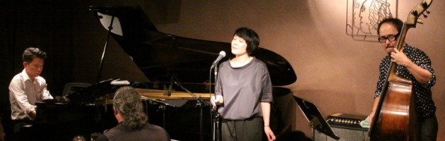 コンビネーションの良いバッキングでスタンダード曲を熱唱