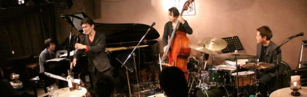 明るく陽気なノリでタヒチのリズムで新曲も披露