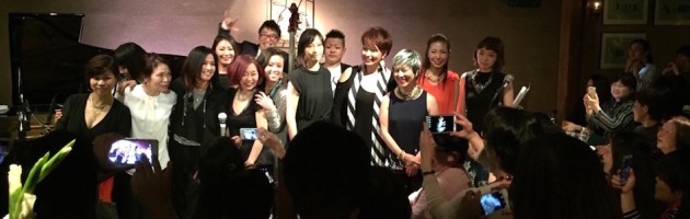 10人の歌姫の個性が光った盛大なチャリティーライブ