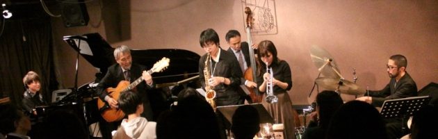 ファンと生徒さんたちで大賑わいの盛大な記念ライブ